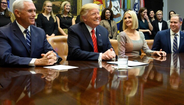 Trump sammen med visepresidenten, sin datter og tidligere NASA-sjef Bridenstine (ytterst til høyre) i 2019 Trump sammen med visepresidenten, sin datter og tidligere NASA-sjef Bridenstine (ytterst til høyre) i 2019