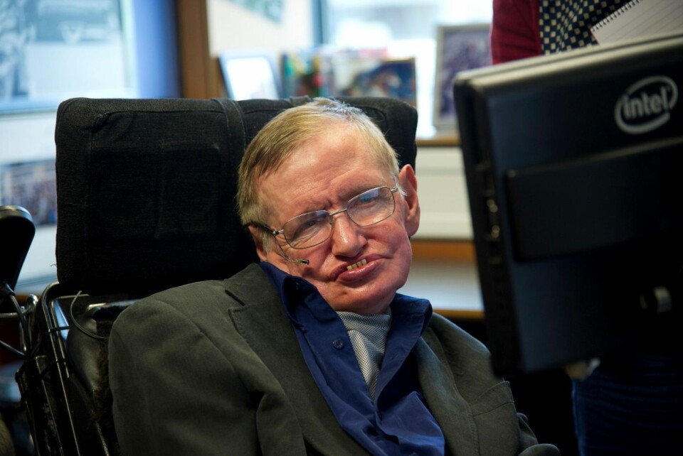 Stephen Hawking, som sier at han har vært overbevist om inflasjonsteorien siden 1982, vant mandag endelig veddemålet med Neil Turok. (Foto: Handout, Reuters)