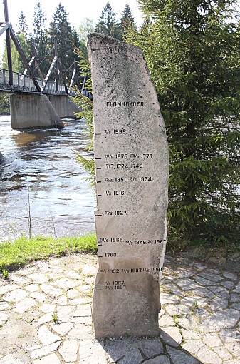 - I Elverum er vi så heldige at det står to flomsteiner, en som har stått siden slutten av 1700-tallet. Her ser vi blant annet den største flommen som vi vet om i Glomma fra 1789, Storofsen, sier Kolbjørn Engeland. Se det risset inn helt i toppen av denne steinen. (Denne ble satt opp i etter flom i 1967). - I Elverum er vi så heldige at det står to flomsteiner, en som har stått siden slutten av 1700-tallet. Her ser vi blant annet den største flommen som vi vet om i Glomma fra 1789, Storofsen, sier Kolbjørn Engeland. Se det risset inn helt i toppen av denne steinen. (Denne ble satt opp i etter flom i 1967).
