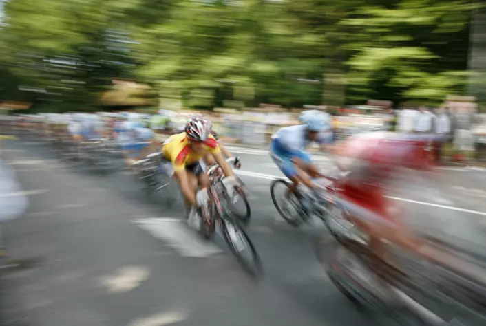 En ny undersøkelse fra Syddansk Universitet viser at 14 unge elitesyklister forbedret prestasjonen deres med 8 prosent i en 45 minutter lang sykkeltest etter 16 uker med tung styrketrening. (Foto: Colourbox)