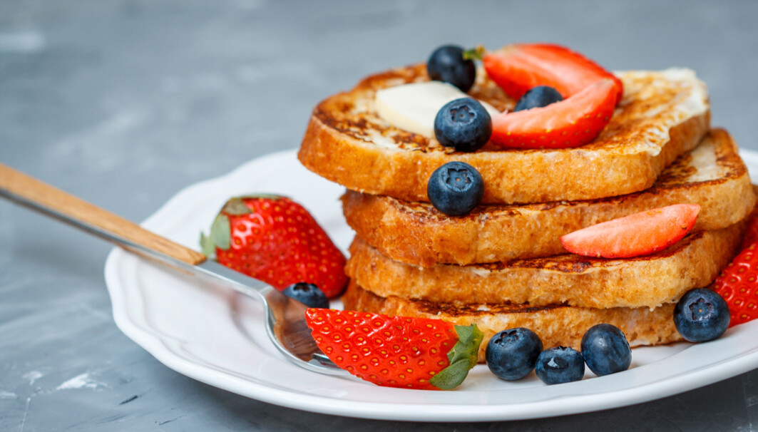 Det er ingen grunn til å kaste gammelt, tørt brød. Arme riddere er en tradisjonell dessert eller frokost av loffskiver dyppet i en egg og melk og stekes. Det er ingen grunn til å kaste gammelt, tørt brød. Arme riddere er en tradisjonell dessert eller frokost av loffskiver dyppet i en egg og melk og stekes.