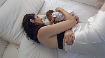 Bør du ligge på magen etter fødselen for hjelpe livmoren til å trekke seg sammen?