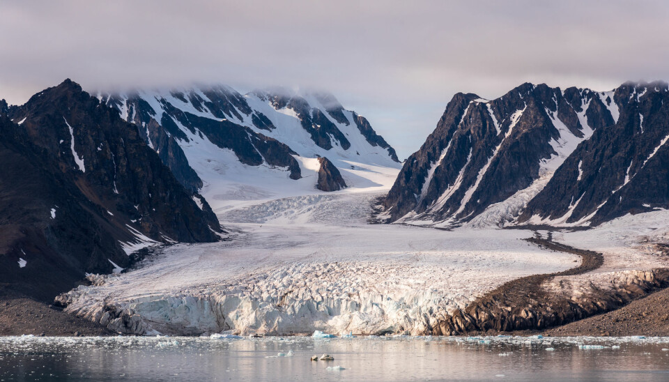 Det er stor variasjon i måten isbreer reagerer på klimaendringer. Noen blir mer passive. Andre begynner å røre kraftig på seg og kan slippe ut store mengder is. Her Monaco-isbren på Svalbard.