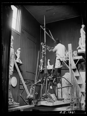 20.april 1903: Vigeland binder trekors til den endelige statuens jernskjelett. På dette skal han feste leire. (Foto: Inga Syvertsen/ Vigelandsmuseet)