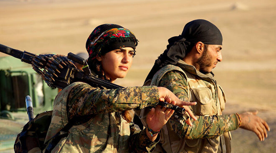 I det kurdiske prosjektet for frigjøring har kvinners likeverd vært et viktig element, og de har blitt integrert som soldater i YPG – Folkets forsvarsenheter, som kjemper mot IS i Syria. I det kurdiske prosjektet for frigjøring har kvinners likeverd vært et viktig element, og de har blitt integrert som soldater i YPG – Folkets forsvarsenheter, som kjemper mot IS i Syria.