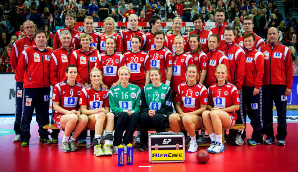 Det norske kvinnelandslaget i håndball er verdens mestvinnende. Her er landslaget og støtteapparat anno 2012. (Foto: Tove Lise Mossestad)