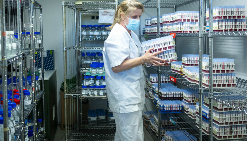 Bioingeniøren Lise Andresen tar med seg positive koronaprøver for å lete etter muterte koronavirus. Det jobbes nesten døgnkontinuerlig med analyser og sekvensering av positive covid-19-prøver.