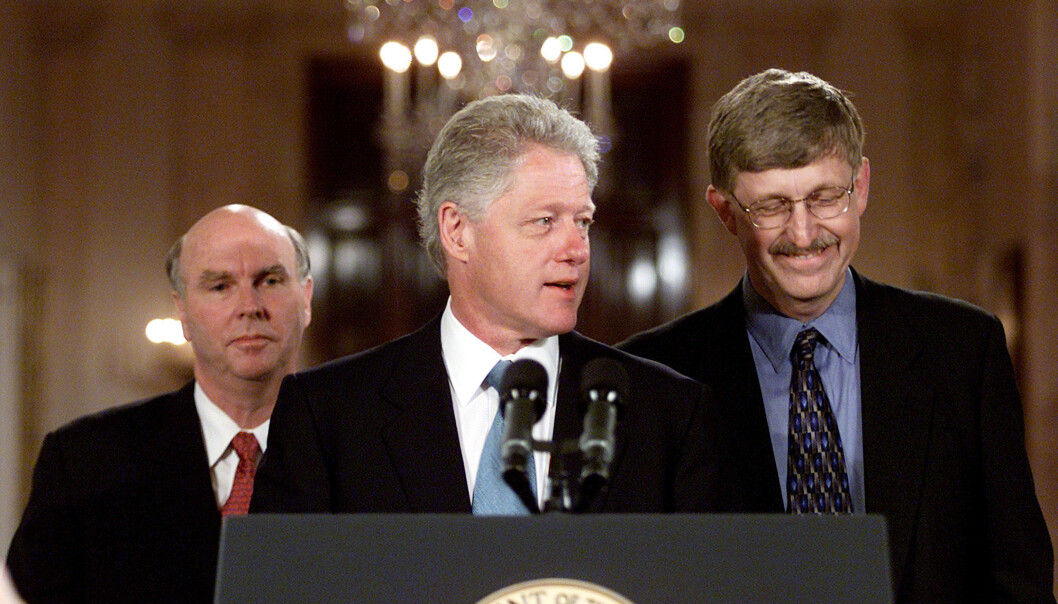26. juni 2001 varsler USAs president Bill Clinton den kommende sensasjonen: Forskere har klart å kartlegge hele det menneskelige genomet. Det første ordentlige kartet ble publisert i februar året etter. I bakgrunnen står forskerne Craig Venter og Francis Collins. 26. juni 2001 varsler USAs president Bill Clinton den kommende sensasjonen: Forskere har klart å kartlegge hele det menneskelige genomet. Det første ordentlige kartet ble publisert i februar året etter. I bakgrunnen står forskerne Craig Venter og Francis Collins.