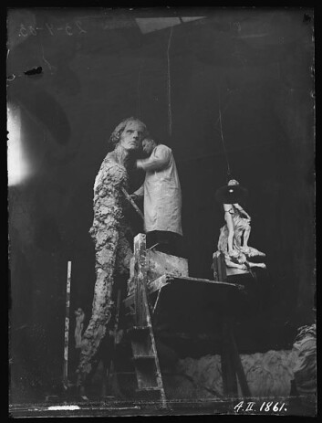 23.april 1903: Bare tre dager etter har statuen begynt å ta form. (Foto: Inga Syvertsen/ Vigelandsmuseet) 23.april 1903: Bare tre dager etter har statuen begynt å ta form. (Foto: Inga Syvertsen/ Vigelandsmuseet)