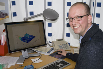 Professor Fred Espen Benth viser fram en av sine Monte Carlo-simuleringer fra EMMOS-prosjektet, som legger grunnlag for å beregne strømprisen framover. (Foto: Norunn K. Torheim) Professor Fred Espen Benth viser fram en av sine Monte Carlo-simuleringer fra EMMOS-prosjektet, som legger grunnlag for å beregne strømprisen framover. (Foto: Norunn K. Torheim)