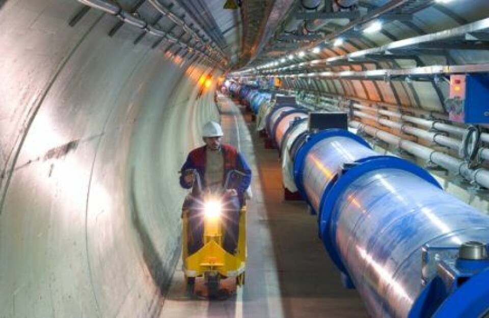 'Partiklene i LHC skal akselereres i denne tunnellen, som er hele 27 kilometer lang. Langs sirkelen ligger fire store detektorer som skal registrere partikkelkollisjonene.'