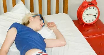Ungdom i seng i god tid før klokka 21.30? Husk å ta av solbrillene neste gang... (Illustrasjonsfoto: Colourbox.no)