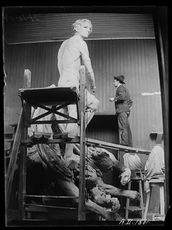 21.oktober 1904: Gustav Vigeland på stillaset. (Foto: Inga Syvertsen/ Vigelandsmuseet) 21.oktober 1904: Gustav Vigeland på stillaset. (Foto: Inga Syvertsen/ Vigelandsmuseet)