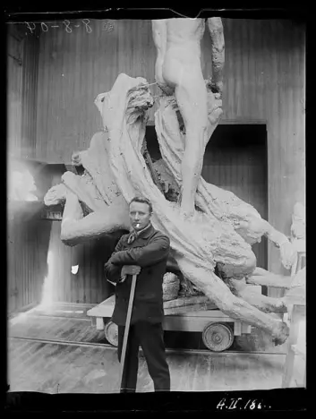 3.mars 1905: Vigeland står foran monumentet som er ferdig modellert. (Foto: Inga Syvertsen/ Vigelandsmuseet)