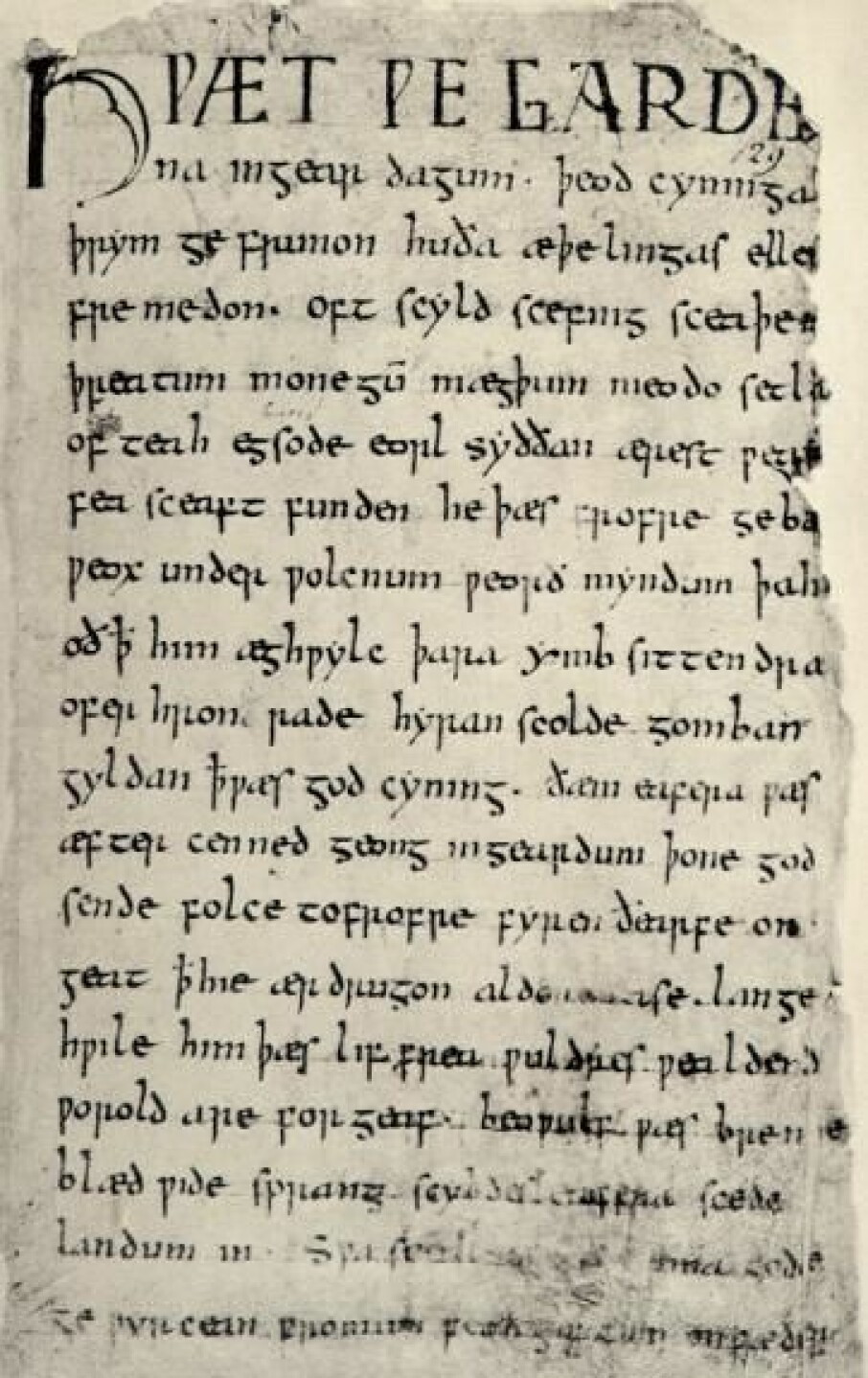 Her er den første siden i Beowulf-kopien fra 1000-tallet. Denne utgaven ble trolig nedskrevet ved hoffet til Knut den mektige (Knut den store), konge av Danmark og England. Han var også Norges overherre fra 1028 til 1035.