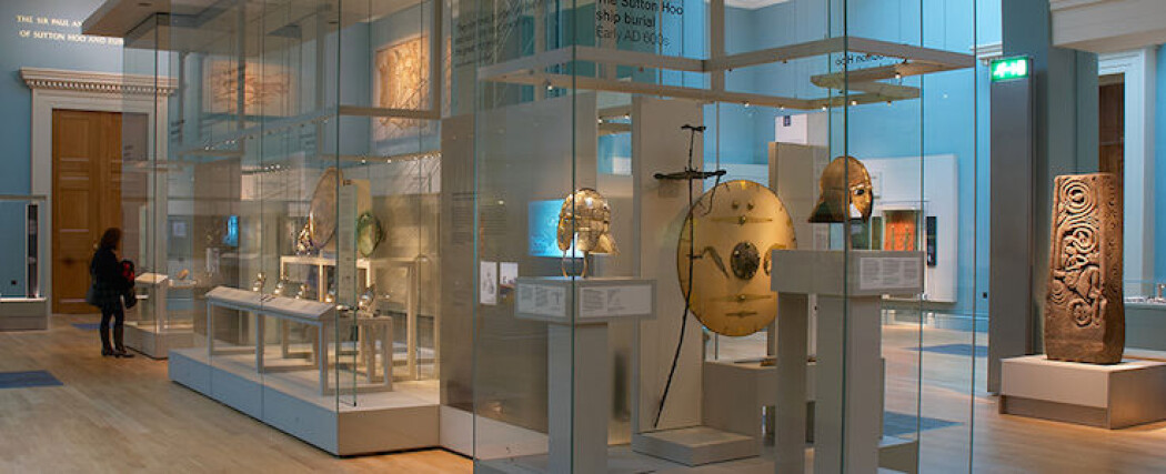 Skattene fra Sutton Hoo står i dag utstilt i British Museum i London. Skattene fra Sutton Hoo står i dag utstilt i British Museum i London.