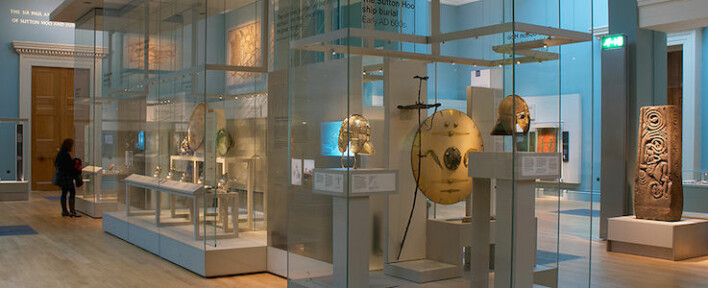 Skattene fra Sutton Hoo står i dag utstilt i British Museum i London.