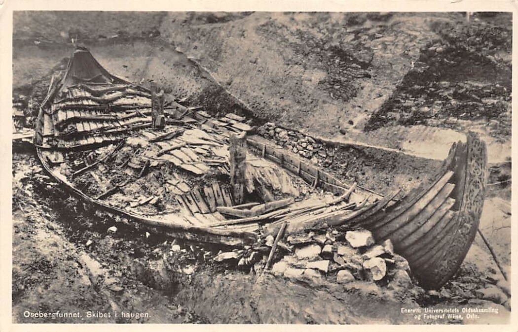 Osebergskipet slik det ble funnet i 1904. Osebergskipet slik det ble funnet i 1904.