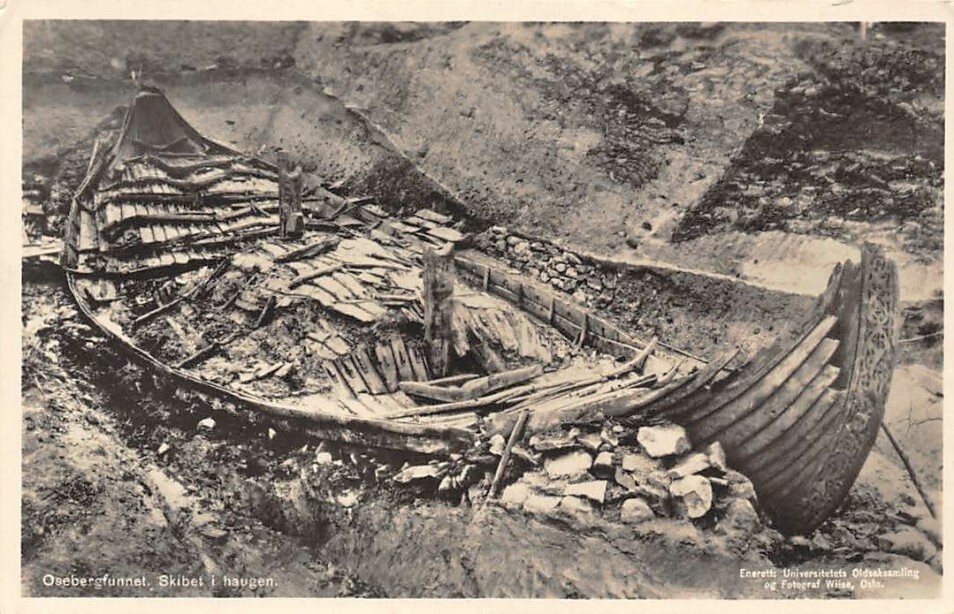 Osebergskipet slik det ble funnet i 1904.
