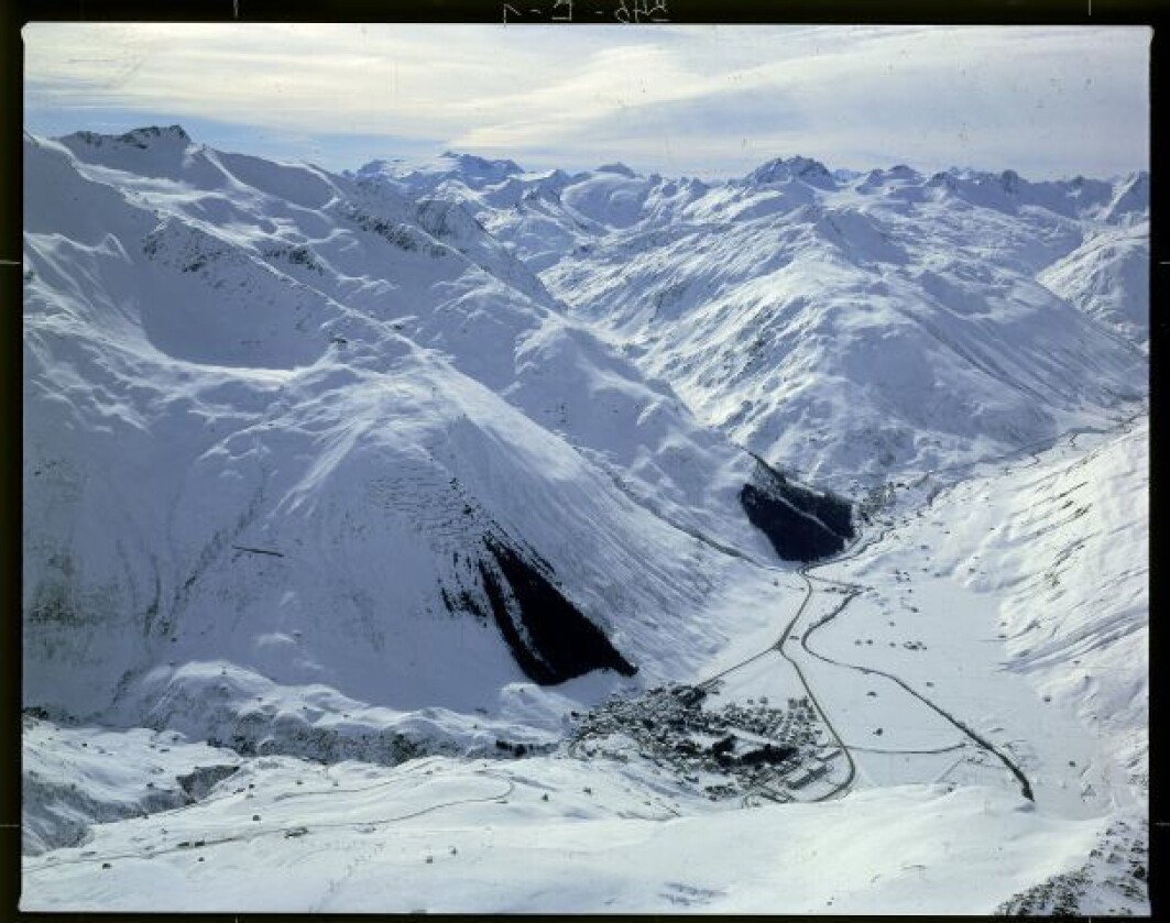 Skogen i fjellsiden over Andermatt er kultivert for å beskytte landsbyen mot ras. Skogen i fjellsiden over Andermatt er kultivert for å beskytte landsbyen mot ras.