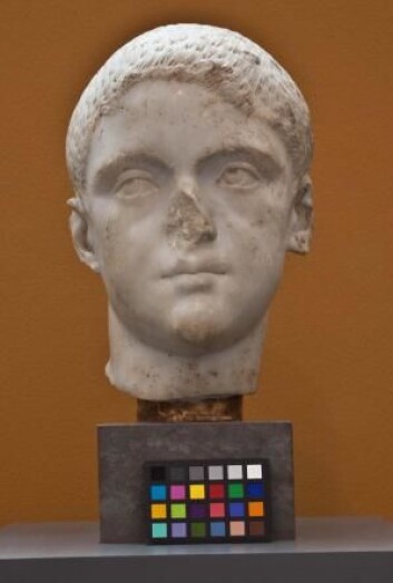 «Portrett av en ung romer» mangler ikke bare nesen, men også fargene. På Glyptoteket vil man gjenskape en kopi av skulpturen, og gi den fargene tilbake. (Foto: Ny Carlsberg Glyptotek) «Portrett av en ung romer» mangler ikke bare nesen, men også fargene. På Glyptoteket vil man gjenskape en kopi av skulpturen, og gi den fargene tilbake. (Foto: Ny Carlsberg Glyptotek)