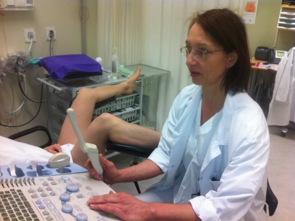 - Som gynekolog kommer jeg veldig nær hvordan livet fungerer, sier Risa Lonnee-Hoffmann. I hånden holder hun et instrument som brukes til innvendig ultralyd. (Foto: Eikland)