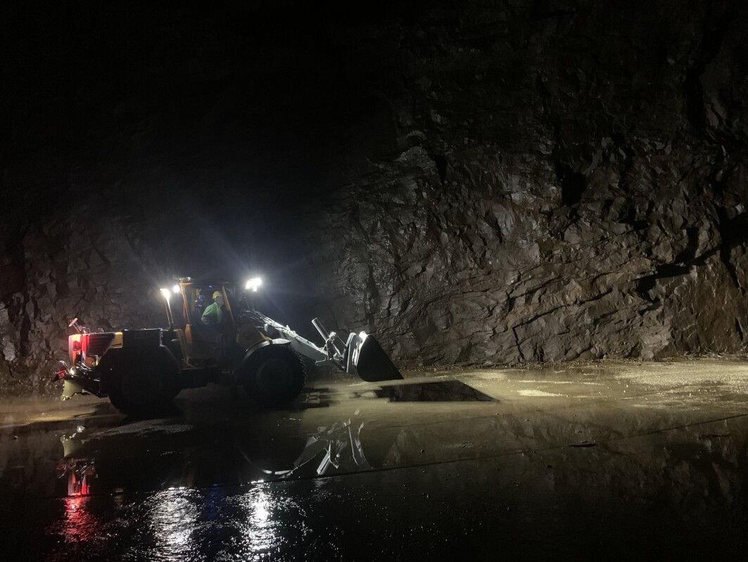 Dimensjonene er store i tunnelsystemene ved Tonstad kraftverk, som er Norges største. Det avsettes så mye sand og grus at gravemaskiner og lastbærere må til for å få fjernet sedimentene. Dimensjonene er store i tunnelsystemene ved Tonstad kraftverk, som er Norges største. Det avsettes så mye sand og grus at gravemaskiner og lastbærere må til for å få fjernet sedimentene.