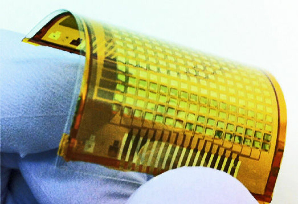 Forskere har lyktes i å lage elektronisk hud som lyser ved berøring. Det gir håp til personer med proteser. (Foto: Ali Javey and Chuan Wang)