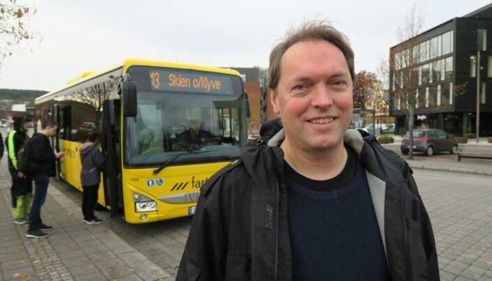 – Folk som bor i tettbygde strøk i Norge, kan i stor grad reise kollektivt og derved kutte mye ned på bilbruken. Selv tar professor Lars-Andre Tokheim nå bussen til jobb for å redusere bilbruken. – Folk som bor i tettbygde strøk i Norge, kan i stor grad reise kollektivt og derved kutte mye ned på bilbruken. Selv tar professor Lars-Andre Tokheim nå bussen til jobb for å redusere bilbruken.