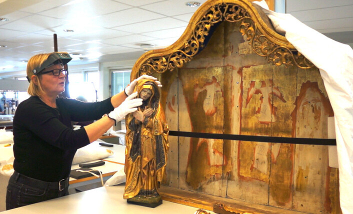 Tone Olstad med Mariaskulpturen, som nå er tatt ut av alterskapet fra Ørsta kirke sammen med de andre treskulpturene for å restaureres. (Foto: Arnfinn Christensen) Tone Olstad med Mariaskulpturen, som nå er tatt ut av alterskapet fra Ørsta kirke sammen med de andre treskulpturene for å restaureres. (Foto: Arnfinn Christensen)
