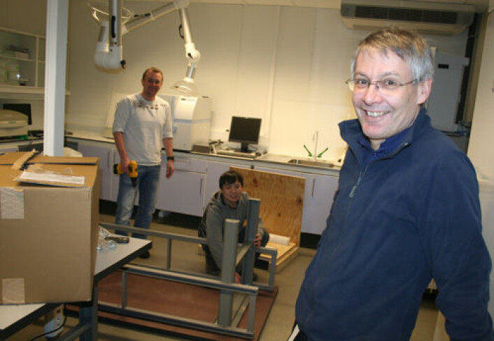 Barents BioCentre Lab i Tromsø kan brukes av gründere med gode biotek-ideer men uten egen biolab. Forskningssjef Erling Sandsdalen ved Norut (foran) kan snart ønske velkommen mens Norut-forskerne Terje Vasskog (t.v.) og Myagmarsuren Sengee (midten) skrur sammen benker og bord. (Foto: Asle Rønning) Barents BioCentre Lab i Tromsø kan brukes av gründere med gode biotek-ideer men uten egen biolab. Forskningssjef Erling Sandsdalen ved Norut (foran) kan snart ønske velkommen mens Norut-forskerne Terje Vasskog (t.v.) og Myagmarsuren Sengee (midten) skrur sammen benker og bord. (Foto: Asle Rønning)