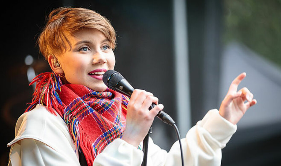 Ella Marie Hætta Isaksen, well known from the band ISÁK and winner of the Stjernekamp contest in 2018, uses music as a medium for spotlighting the Sami people.