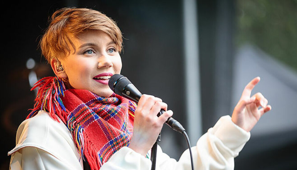 Ella Marie Hætta Isaksen, kjent fra bandet ISÁK og som vinner av Stjernekamp i 2018, bruker musikken for å løfte frem det samiske folket.