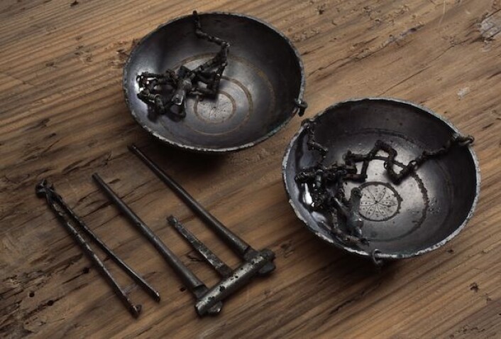 Denne skålvekta og noen sølvknapper ble funnet i en båtgrav på Steinkjer. Dette er de mest overbevisende funnene om et mystisk handelssted fra vikingtiden. Stedet er navngitt i gamle sagaer, men har aldri før blitt funnet. (Foto: Per Fredriksen) Denne skålvekta og noen sølvknapper ble funnet i en båtgrav på Steinkjer. Dette er de mest overbevisende funnene om et mystisk handelssted fra vikingtiden. Stedet er navngitt i gamle sagaer, men har aldri før blitt funnet. (Foto: Per Fredriksen)