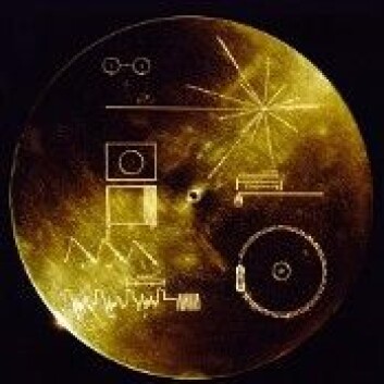 Om bord i Voyager 1 er ei gullplate med blant annet bilder og innspillinger av lyder og musikk fra Jorda. (Foto: NASA) Om bord i Voyager 1 er ei gullplate med blant annet bilder og innspillinger av lyder og musikk fra Jorda. (Foto: NASA)