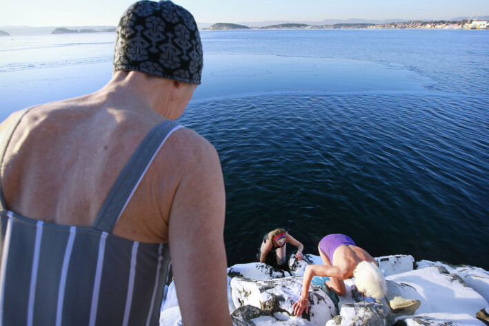 Tre damer på rundt 70 år kunne for noen år siden rapportere at de badet fast to ganger ukentlig i Oslofjorden, hele vinteren gjennom. Tre damer på rundt 70 år kunne for noen år siden rapportere at de badet fast to ganger ukentlig i Oslofjorden, hele vinteren gjennom.