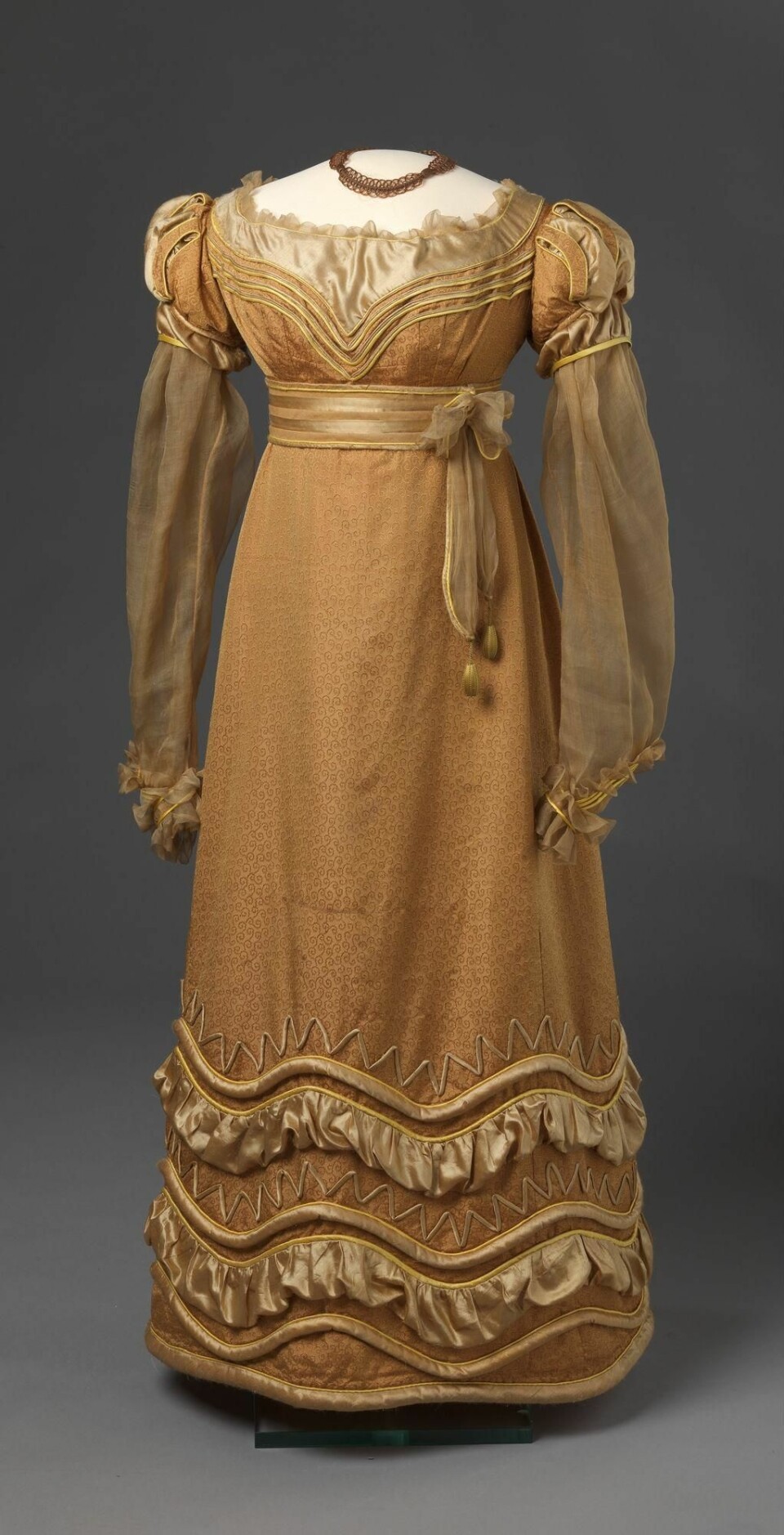 Kjolen er fra 1825 og er antakelig håndsydd av silkestoffer og sateng. (Foto: Nasjonalmuseet for kunst, arkitektur og design)