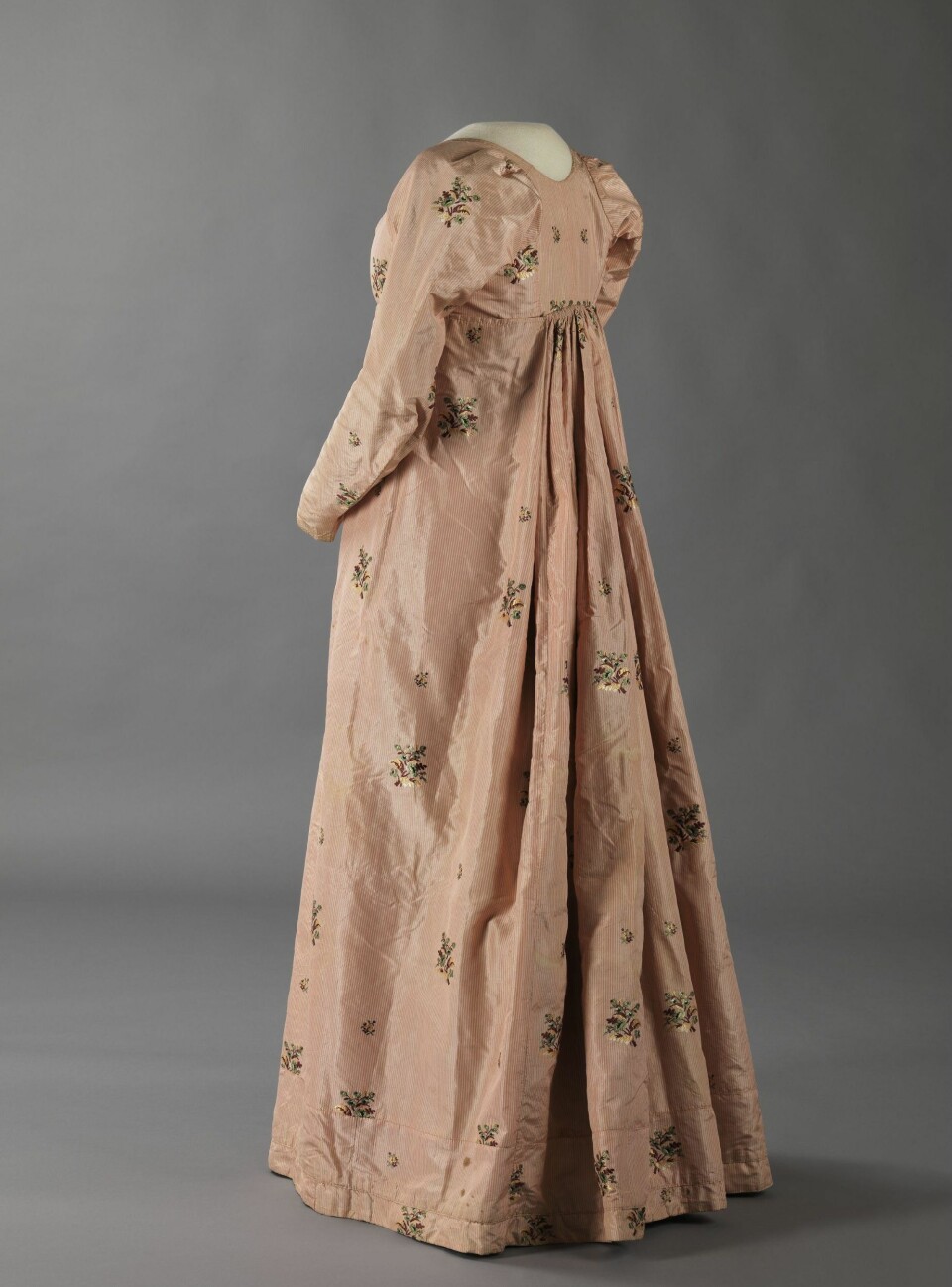 Denne kjolen har en fasong fra 1800-1810-tallet, men silkestoffet er fra 1780-tallet. (Foto: Nasjonalmuseet for kunst, arkitektur og design)