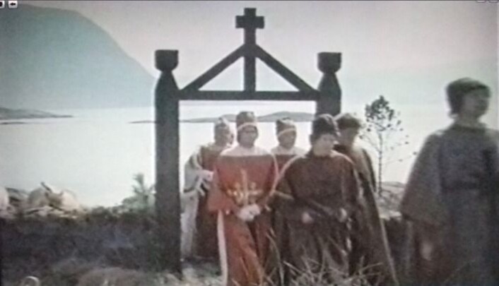 I en tredje variant var det mye tekst og tale samtidig, levende film og bilder med bakgrunnslyd og musikk. Også dette ga dårligere læringsutbytte enn den rene teksten, ifølge studien til Torgersen. (Foto: Rikssamlingsstriden (år 800-1270 e.Kr., Norsk Historie del 2, Universitetet i Bergen, NRK, 1990)) I en tredje variant var det mye tekst og tale samtidig, levende film og bilder med bakgrunnslyd og musikk. Også dette ga dårligere læringsutbytte enn den rene teksten, ifølge studien til Torgersen. (Foto: Rikssamlingsstriden (år 800-1270 e.Kr., Norsk Historie del 2, Universitetet i Bergen, NRK, 1990))