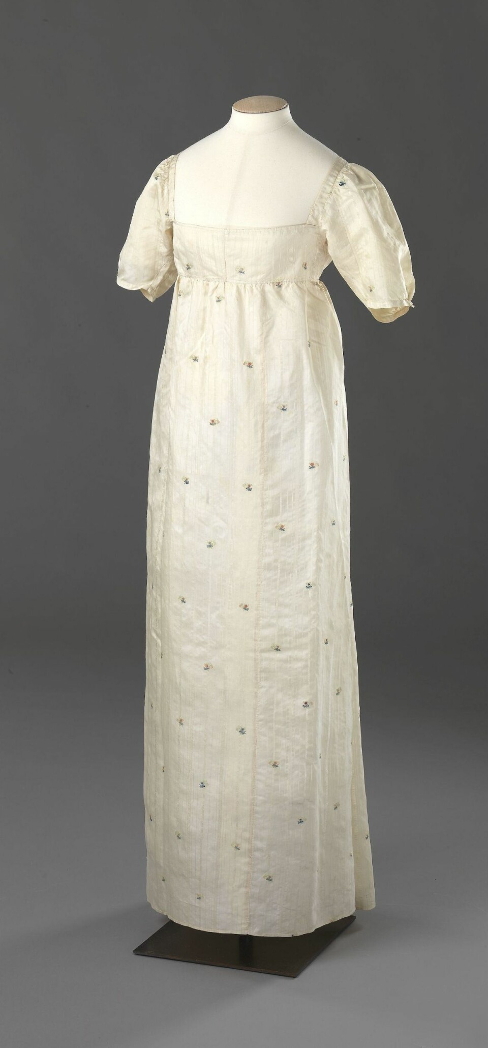 Kjolen er fra rundt 1810 og er også av silke. (Foto: Nasjonalmuseet for kunst, arkitektur og design)