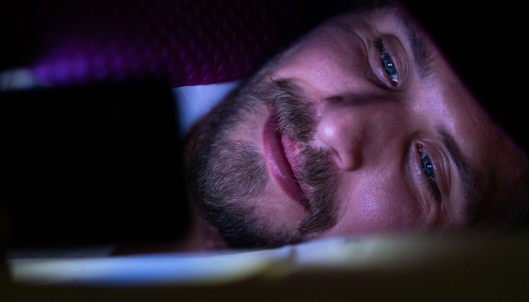 Der og da kan det føles godt å holde på med noe morsomt i stedet for å sove, men etter den søte kløe kommer som kjent den sure svie. Der og da kan det føles godt å holde på med noe morsomt i stedet for å sove, men etter den søte kløe kommer som kjent den sure svie.