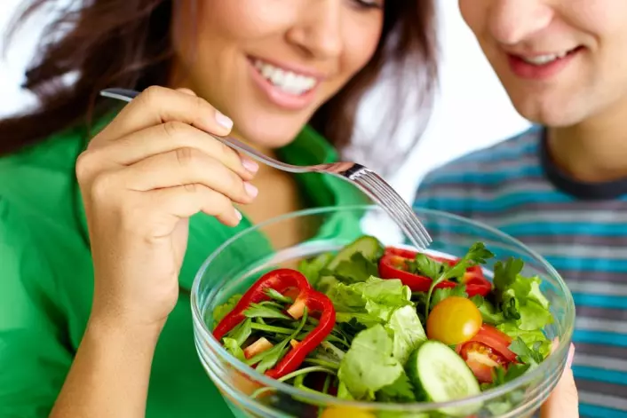Kostfibre, som man særlig finner i grønnsaker, får tarm og hjerne til å jobbe sammen om å senke sult og blodsukker, viser ny forskning. (Foto: Colourbox)