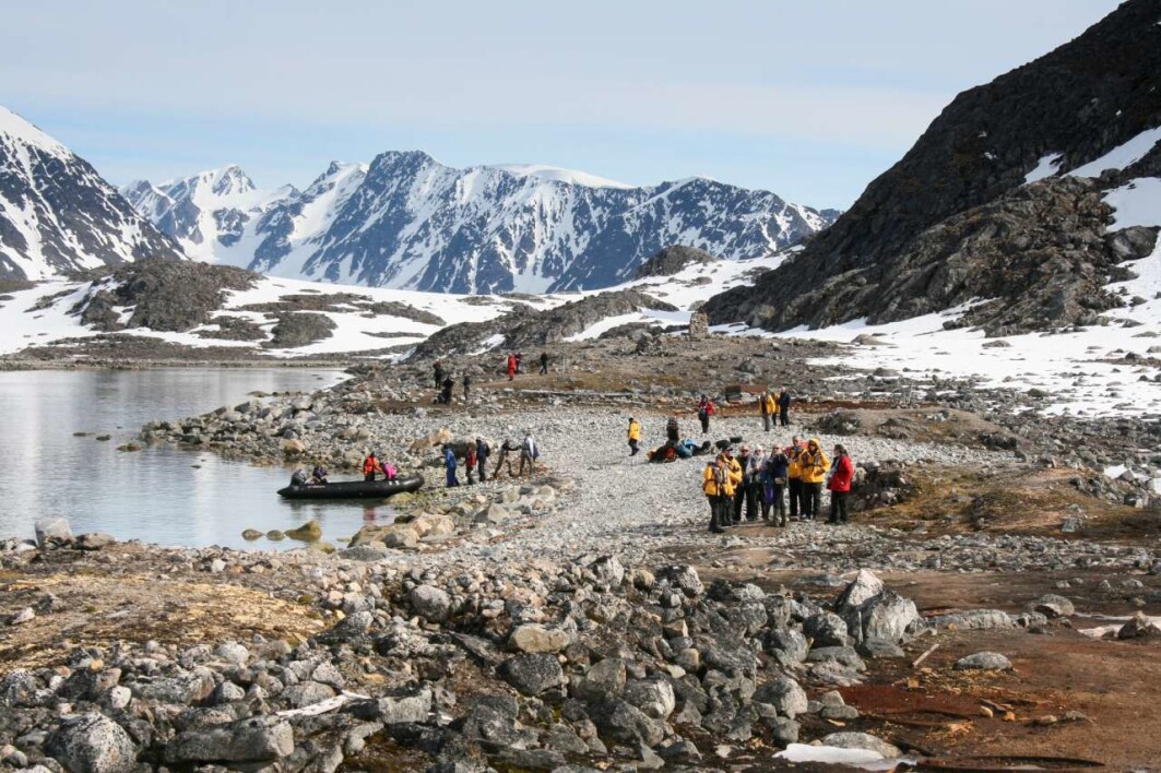 Turisme er en påkjenning for kulturmiljøer. Turister på besøk i det sårbare kulturmiljøet Virgohamna på Svalbard. Turisme er en påkjenning for kulturmiljøer. Turister på besøk i det sårbare kulturmiljøet Virgohamna på Svalbard.