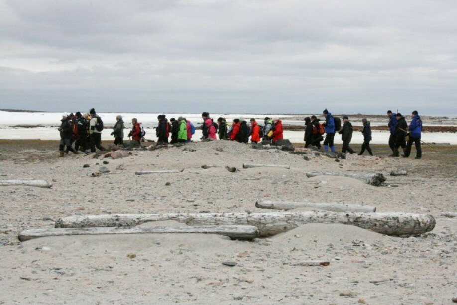 Turister besøker restene etter den hollandske hvalfangststasjonen i Smeerenburg nordvest på Spitsbergen, Svalbard.