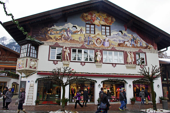 Bygningene er tradisjonelle, men været nytt og mildt – Garmisch-Partenkirchen er en av de første OL-byene som mister vinterværet for godt. (Foto: Georg Mathisen)