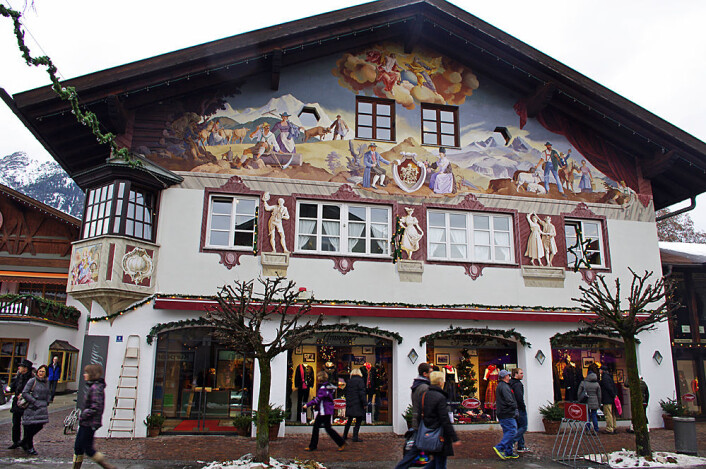 Bygningene er tradisjonelle, men været nytt og mildt – Garmisch-Partenkirchen er en av de første OL-byene som mister vinterværet for godt. (Foto: Georg Mathisen) Bygningene er tradisjonelle, men været nytt og mildt – Garmisch-Partenkirchen er en av de første OL-byene som mister vinterværet for godt. (Foto: Georg Mathisen)