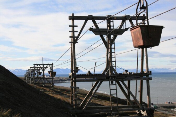 Taubanebukker i Longyearbyen. Vognene, kalt kibber, fraktet kull fra gruva og ut til kaia. Taubanebukker i Longyearbyen. Vognene, kalt kibber, fraktet kull fra gruva og ut til kaia.