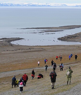 Båtturister utforsker området rundt Kapp Leestasjonen på Edgeøya. Båtturister utforsker området rundt Kapp Leestasjonen på Edgeøya.