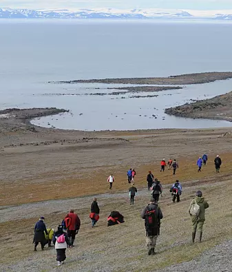 Båtturister utforsker området rundt Kapp Leestasjonen på Edgeøya.