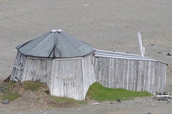 Denne åttekantede hytta ved Dolerittneset på Edgeøya ble reist av norske fangstmenn i 1904. Denne åttekantede hytta ved Dolerittneset på Edgeøya ble reist av norske fangstmenn i 1904.